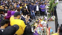 Para penggemar berkumpul di Staples Center, Los Angeles, untuk memberikan penghormatan terakhir kepada Kobe Bryant. AP Photo/Matt Hartman.