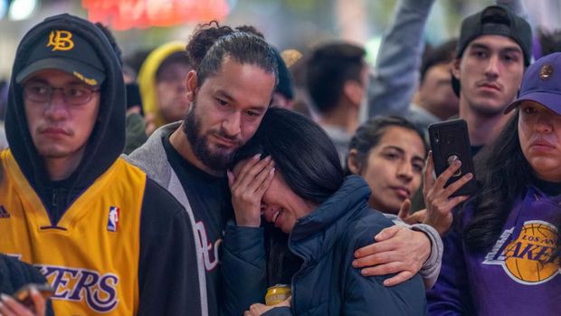 Warga Los Angeles menangisi kepergian Kobe.