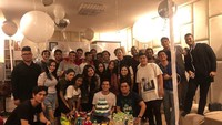 Rizky mendapat kejutan manis di hari ulang tahunnya. Ia dikunjungi banyak sahabat dan diberi kue ulang tahun bertingkat. Foto: Instagram rizkynazar20