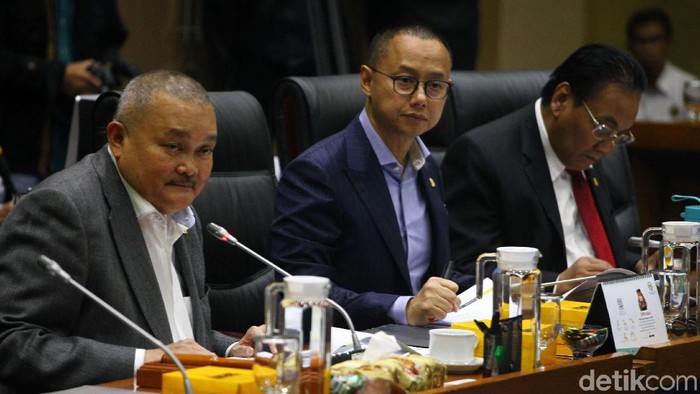 Komisi VII DPR RI menggelar rapat kerja bersama Menteri ESDM Arifin Tasrif. Salah satu hal yang dibahas dalam rapat ituadalah wacana kenaikan harga elpiji 3 kg.