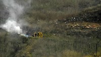 Helikopter yang ditumpangi Kobe Bryant terjatuh dan terbakar. AP Photo/Mark J Terrill.