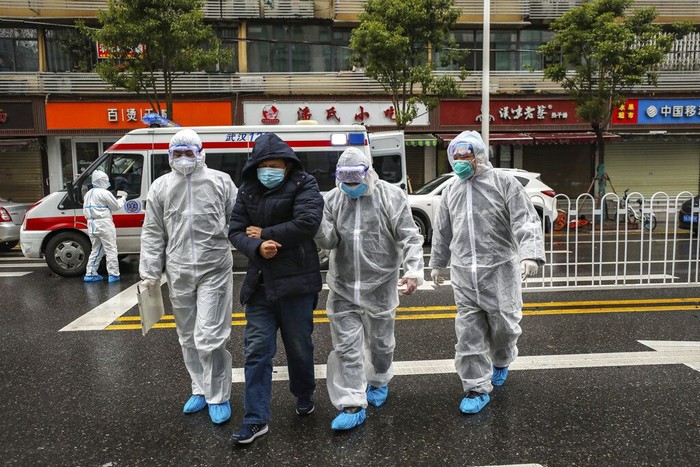 Virus corona yang menyebar di wilayah Wuhan, China, membuat sejumlah warganya terjangkit dan harus dievakuasi ke rumah sakit. Tim medis pun bantu evakuasi warga