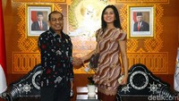 Senator asal Maluku itu berharap agar semakin banyak muncul putera-puteri daerah yang tampil mempunyai prestasi di semua lini, salah satunya Puteri Maluku Yoan Claran Teken.