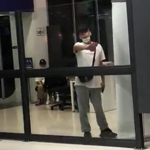 Viral Turis China Mau Kabur Saat Ditahan di Bandara Malaysia Viral Turis China Mau Kabur Saat Ditahan di Bandara Malaysia