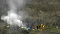 Kepulan asap putih membubung tinggi dari helikopter Kobe Bryant yang jatuh. AP Photo/Mark J. Terrill.