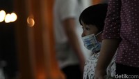 Anak-anak juga diharuskan memakai masker.