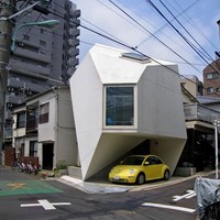 Rumah mungil di Tokyo ini memiliki bentuk yang begitu unik. Meskipun mungil, rumah ini tetap memiliki banyak fungsi, seperti ada garasi untuk mobil yang juga kecil seperti rumahnya. Foto: dok. Yasuhiro Yamashita
