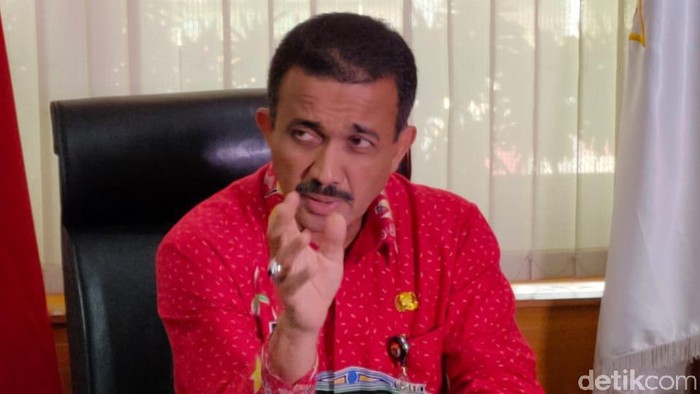 Tanggul irigasi di Kelurahan Parakancanggah RT 4 RW 1, Banjarnegara jebol. Akibatnya dua rumah tertimpa meterial longsor hingga menyebabkan satu orang meninggal.