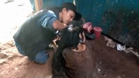Kaget juga. Rambutnya gimbal sekitar 1,5 meter. Di rambutnya itu ada beberapa tikus, kecoa, ada juga tulang tikus, bangkai. Di lantai rumahnya itu banyak kotoran manusia, kata relawan Aksi Cepat Tanggap (ACT) Ardian Kuniawan Santoso, Senin (27/1/2020). Pool/Ardian Kurniawan Santoso/ACT.
