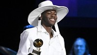 Lil Nas X pun sedikit canggung saat menerima piala berbentuk gramofon itu. Timothy Norris/Getty Images