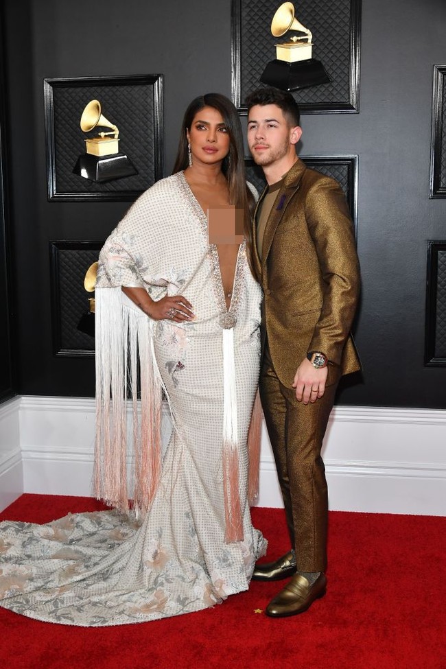 Salah satu orang yang memberikan ulasan nyinyir mengenai penampilan Priyanka Chopra di Grammy Awards 2020 adalah desainer Wendell Rodricks. Wendell terang-terangan menulis komentar sarkasmenya dengan menyebutkan nama akun Instagram Priyanka Chopra yaitu @priyankachopra di postingannya di media sosial. @priyankachopra nailed it at the Grammys 2020. Truly the bold and beautiful in this @ralphandrusso couture fringed gown where the neckline goes all the way from LA to Cuba. Love it, demikian Wendell berkomentar. Foto: Amy Sussman/Getty Images