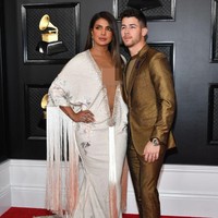 Salah satu orang yang memberikan ulasan nyinyir mengenai penampilan Priyanka Chopra di Grammy Awards 2020 adalah desainer Wendell Rodricks. Wendell terang-terangan menulis komentar sarkasmenya dengan menyebutkan nama akun Instagram Priyanka Chopra yaitu @priyankachopra di postingannya di media sosial. @priyankachopra nailed it at the Grammys 2020. Truly the bold and beautiful in this @ralphandrusso couture fringed gown where the neckline goes all the way from LA to Cuba. Love it, demikian Wendell berkomentar. Foto: Amy Sussman/Getty Images