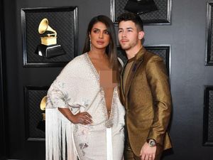 Priyanka Chopra Dinyinyirin karena Gaunnya Ekspos Belahan Dada