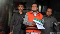 Tomtom diperiksa terkait kasus pengadaan ruang terbuka hijau (RTH) Kota Bandung Tahun Anggaran 2012-2013 yang menjerat dirinya.