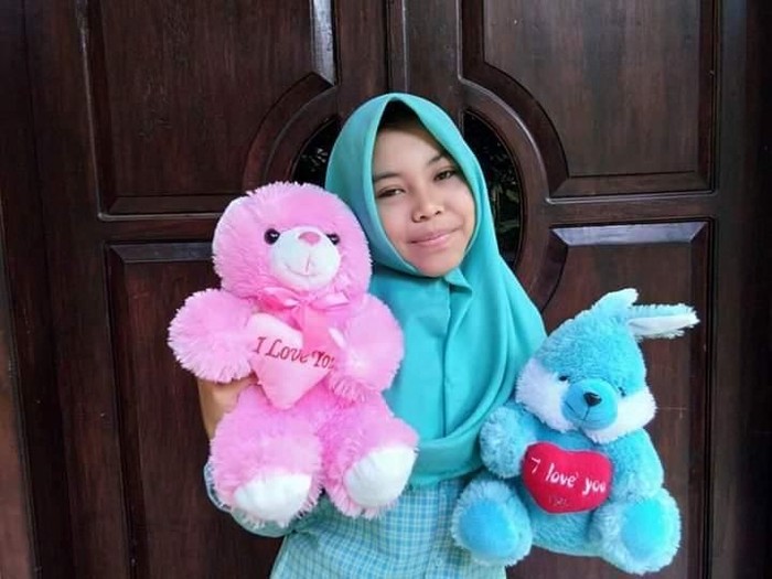 Wanita yang mayatnya gosong terbakar di kebun kelapa diketahui berinisial RS. Menurut pengakuan keluarga, RS tidak pulang sejak 3 hari lalu.
