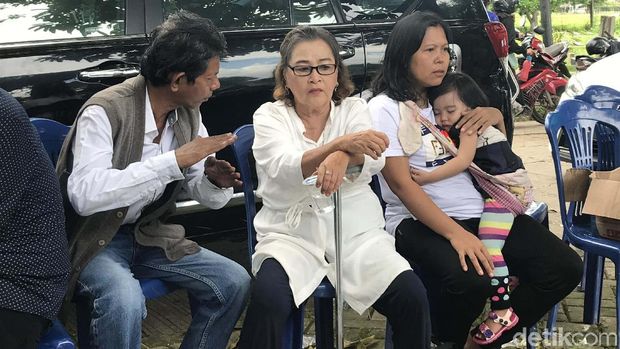 Istri pertama Johny Indo