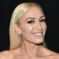 Gwen Stefani meninggalkan lipstik merah yang biasa dipakainya. Belakangan ia tampak lebih nyaman menggunakan lipstik nude, seperti saat datang ke Grammy Awards 2020. Lipstik nude-nya ditambahkan dengan lip gloss sehingga penampilannya tampak glowing. Untuk menghindari kesan pucat, Gwen tampil dengan makeup mata yang cukup bold.  Foto: Getty Images