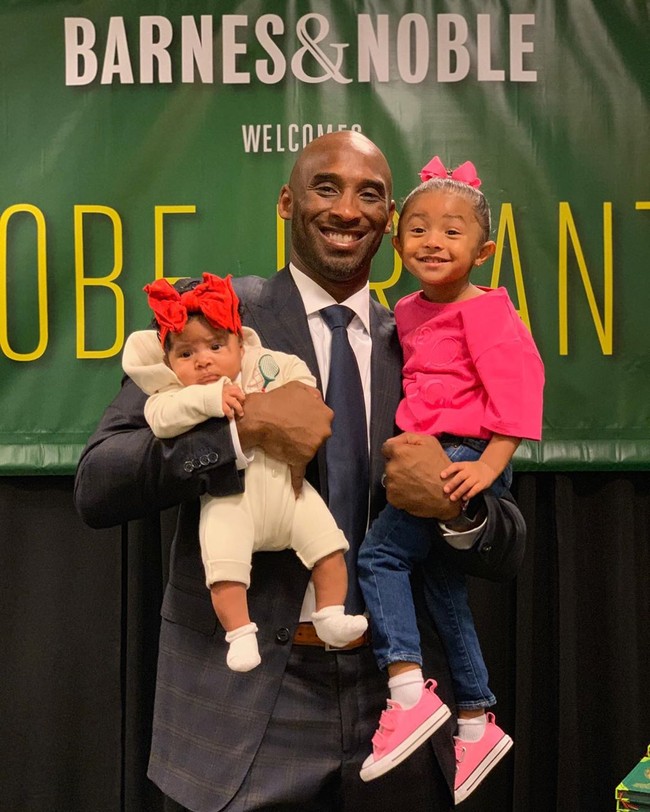 Semasa hidupnya Kobe Bryant dikenal sebagai seorang family man. Dia merupakan ayah yang berdedikasi untuk keempat anaknya. Halaman Instagramnya memperlihatkan betapa pebasket yang sudah memenangkan lima kejuaraan NBA itu begitu mencintai anak-anaknya. Dia kerap menunjukkan kebersamaannya bersama Natalia, Gianna, Bianka dan si kecil Capri. Foto: Dok. Instagram, Dok. Getty Images