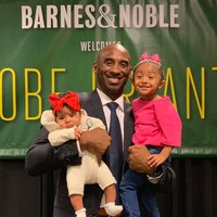 Semasa hidupnya Kobe Bryant dikenal sebagai seorang family man. Dia merupakan ayah yang berdedikasi untuk keempat anaknya. Halaman Instagramnya memperlihatkan betapa pebasket yang sudah memenangkan lima kejuaraan NBA itu begitu mencintai anak-anaknya. Dia kerap menunjukkan kebersamaannya bersama Natalia, Gianna, Bianka dan si kecil Capri. Foto: Dok. Instagram, Dok. Getty Images