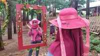 Atau bingkai cermin ala-ala seperti ini. Kebanyakan peminatnya anak muda atau keluarga yang membawa serta anak mereka. (Ismet Selamet/detikcom)