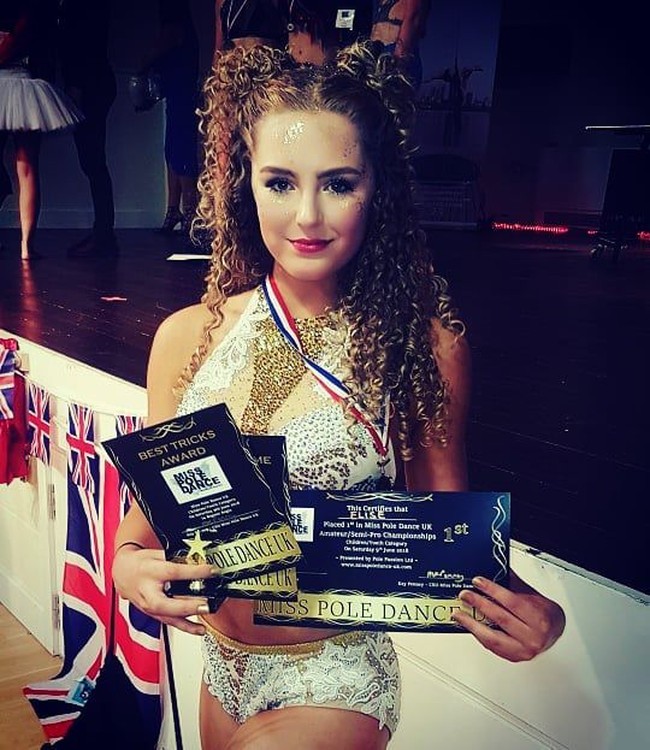 Remaja yang sudah memenangkan delapan penghargaan pole dancing ini juga mengungkap manfaat olahraga tersebut. Yang paling aku suka mengenai pole adalah bagaimana itu membangun kekuatan dan kebugaran. Itu  juga membangun kepercayaaan diriku, kata remaja yang dulu sering merasa malu. Foto: Instagram @elise_fawcett