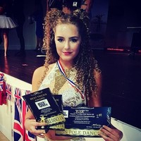 Remaja yang sudah memenangkan delapan penghargaan pole dancing ini juga mengungkap manfaat olahraga tersebut. Yang paling aku suka mengenai pole adalah bagaimana itu membangun kekuatan dan kebugaran. Itu  juga membangun kepercayaaan diriku, kata remaja yang dulu sering merasa malu. Foto: Instagram @elise_fawcett