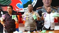 Kabid Humas Polda Metro Jaya Kombes Yusri Yunus menunjukkan barang bukti ekstasi yang diamankan dari para pelaku.