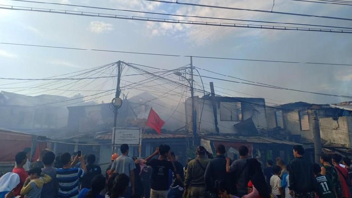 Sudah 1 Jam, Api di Permukiman Peninggaran Timur Jaksel Belum Padam