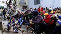  Masyarakat meyakini festival ini dilakukan untuk mengingat pengusiran pencuri dari desa dengan cara dilempari sayuran mentah. (Foto: AP Photo)