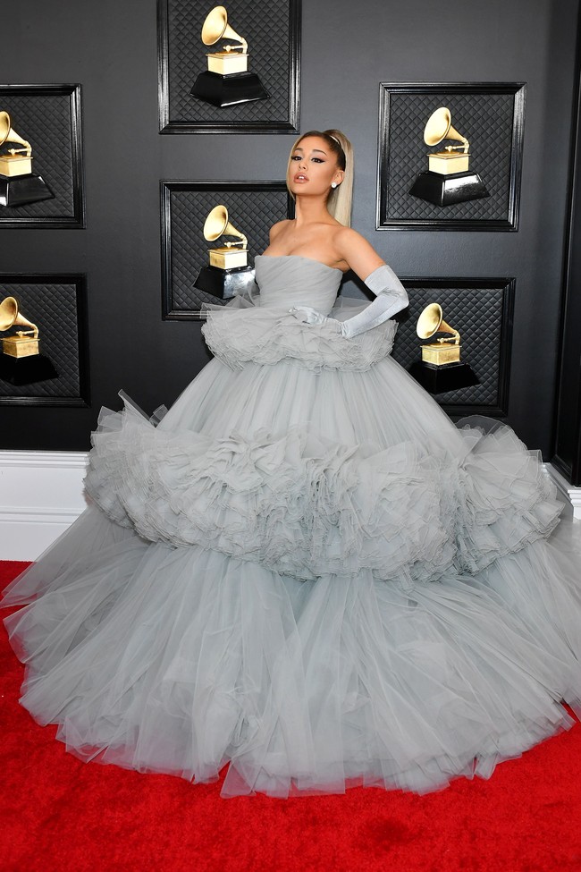 Ariana Grande sukses menebar pesonanya dalam balutan gaun abu-abu Giambattista Valli di Grammy Awards 2020, Minggu (26/1/2020). Gaun tersebut hadir dengan rok ruffle megar nan dramatis. (Foto: Amy Sussman/Getty Images)