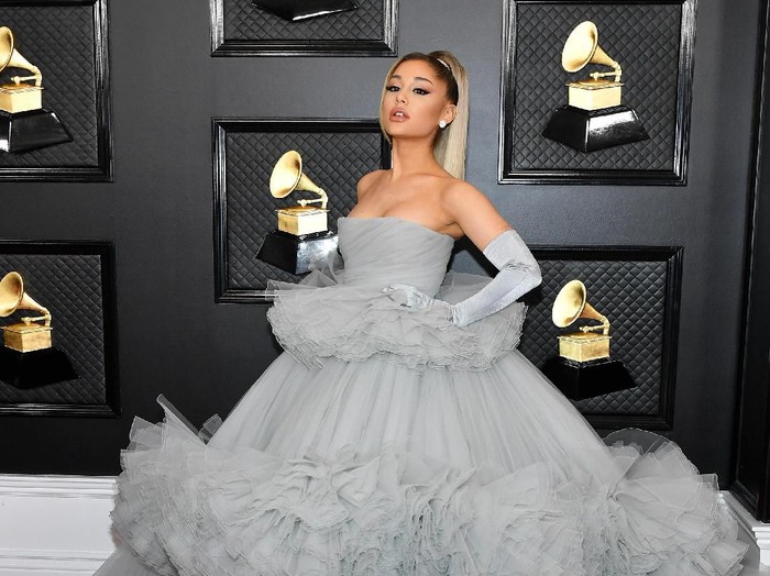 LOS ANGELES, CALIFORNIA - JANUARY 26: (L-R) Joan Grande, Ariana Grande, and Edward Butera attend the 62nd Annual GRAMMY Awards at Staples Center on January 26, 2020 in Los Angeles, California. (Photo by Amy Sussman/Getty Images)