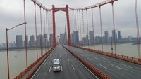 Mobil ambulans hilir mudik di jalan yang sepi untuk membantu proses evakuasi warga Wuhan yang mengalami gejala terinfeksi virus corona jenis baru. AP Phot0.