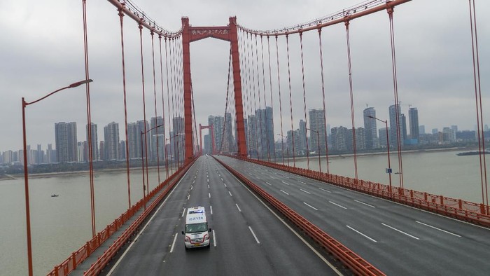 In this Jan. 26, 2020, photo released by Xinhua News Agency, members of a military medical team head for Wuhan Jinyintan Hospital in Wuhan, central Chinas Hubei province. China on Monday expanded sweeping efforts to contain a viral disease by postponing the end of this weeks Lunar New Year holiday to keep the public at home and avoid spreading infection. (Cheng Min/Xinhua via AP)