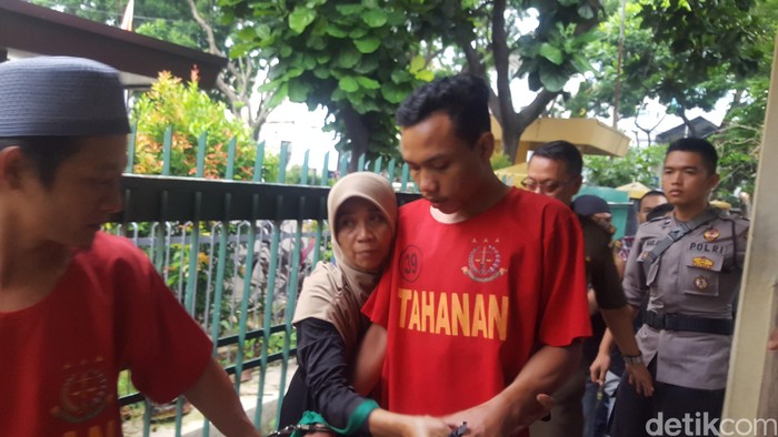 Ariyanto menjalani sidang di PN Bogor. Dia didakwa melawan polisi.