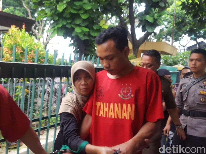 Ariyanto menjalani sidang di PN Bogor. Dia didakwa melawan polisi.