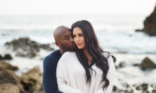 Kobe Bryant kerap mengunggah momen mesra dengan Vanessa Bryant di akun Instagram miliknya @kobebryant. Salah satunya foto yang akan menjadi kenangan manis ini yang menampilkan Kobe mencium mesra pipi Vanessa dalam rangka ulang tahun pernikahan mereka ke-18 pada 2019 kemarin. Foto: instagram @kobebryant