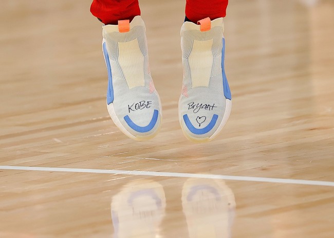 Sneakers putih dengan tulisan Kobe Bryant dan sebuah lambang hati dipakai Trae Young dari Atlanta Hawks saat melawan Washington Wizards di State Farm Arena, Atlanta, Georgia, AS, Minggu (26/1/2020). (Foto: Kevin C. Cox/Getty Images)