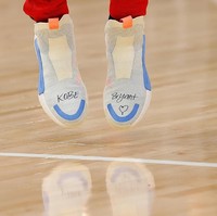 Sneakers putih dengan tulisan Kobe Bryant dan sebuah lambang hati dipakai Trae Young dari Atlanta Hawks saat melawan Washington Wizards di State Farm Arena, Atlanta, Georgia, AS, Minggu (26/1/2020). (Foto: Kevin C. Cox/Getty Images)