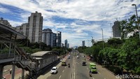 Tak hanya dapat menanggulangi polusi udara, keberadaan ruang terbuka hijau (RTH) juga membuat air meresap langsung ke dalam tanah sehingga dapat meminimalisir munculnya genangan-genangan di saat musim hujan.