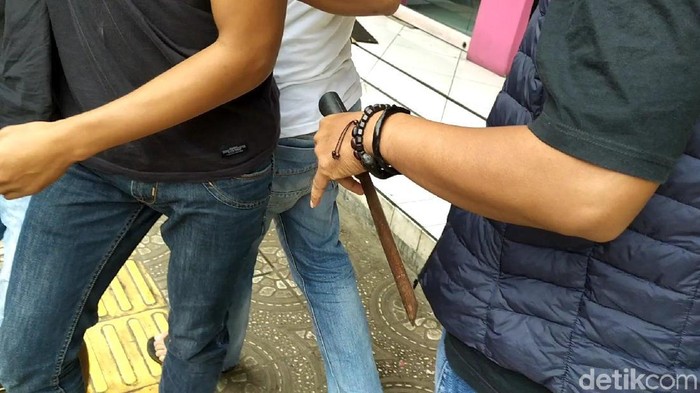 Golok berkarat yang digunakan Tegar untuk gorok sopir angkot di Garut