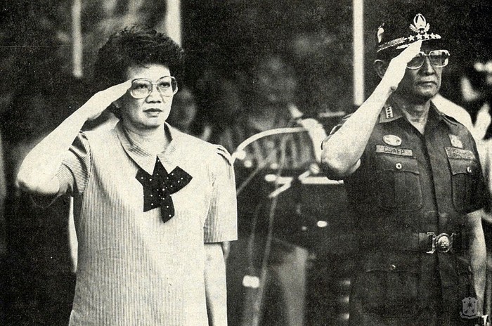 Presiden Corazon C. Aquino didampingi Kepala Staf Angkatan Bersenjata Filipinan Jenderal Fidel Ramos (Malacanang Museum)