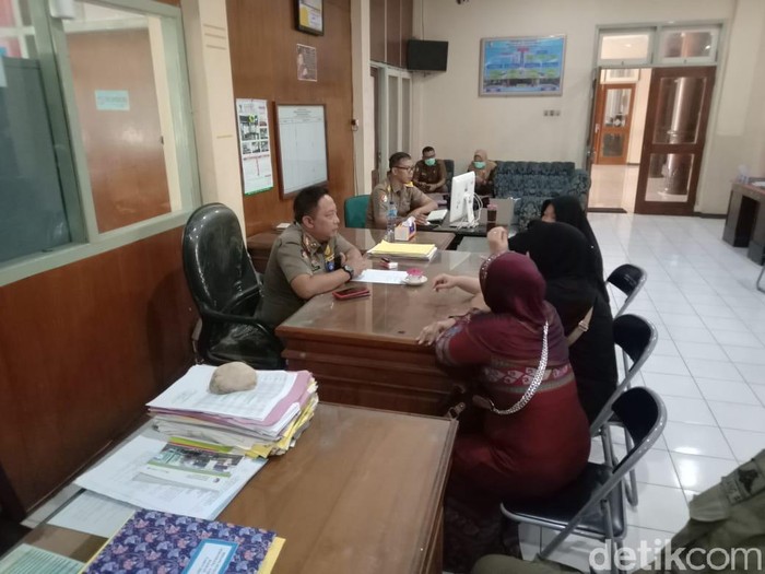 Satpol PP Bojonegoro mengamankan enam wanita tunasusila (WTS). Satu di antaranya positif terjangkit HIV.
