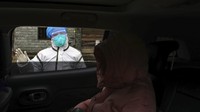 Seorang anggota tim medis sedang berbicara dengan seorang pasien yang baru tiba di rumah sakit yang berada di kawasan Wuhan, China. Chinatopix via AP.