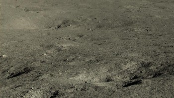 Foto-foto ini mencakup hampir setahun eksplorasi robot Change-4 di sisi terjauh Bulan, wilayah yang sebelumnya tidak ada misi pendaratan di sana. Foto: CNSA