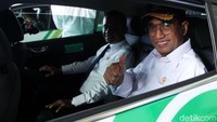 Budi mencoba sedan ramah lingkungan itu di sela-sela peluncuran layanan GrabCar Elektrik di Terminal 3, Bandara Soekarno-Hatta, Tangerang, Senin (27/1/2020).