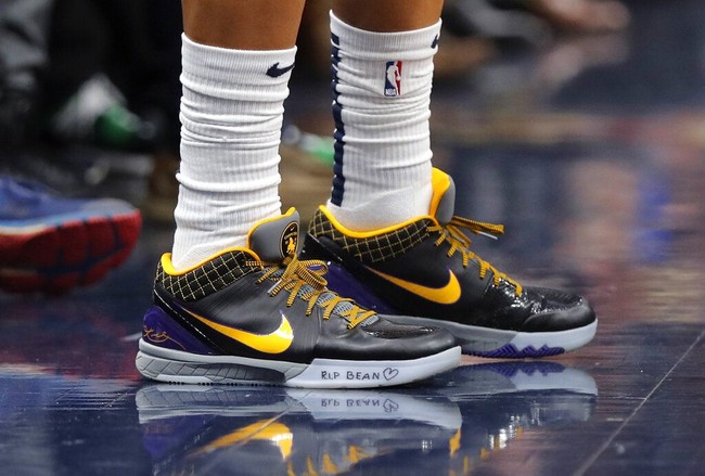 Sneakers Nike RIP Bean jadi andalan Frank Jackson dari New Orleans Pelicans saat melawan Boston Celtics. (Foto: AP Photo/Gerald Herbert)