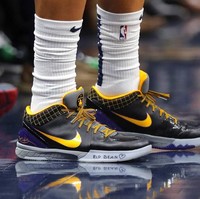 Sneakers Nike RIP Bean jadi andalan Frank Jackson dari New Orleans Pelicans saat melawan Boston Celtics. (Foto: AP Photo/Gerald Herbert)