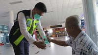 Petugas dari Angkasa Pura II membagikan masker gratis kepada pengunjung dan penumpang di Bandara Depati Amir, Pangkalpinang, Kepulauan Bangka Belitung, Senin (27/1/2020). ANTARA FOTO/Anindira Kintara.