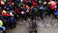 Tak sembarangan orang bisa menjadi jarramplas. Hanya orang lokal yang boleh mengajukan diri. (Foto: AP Photo)