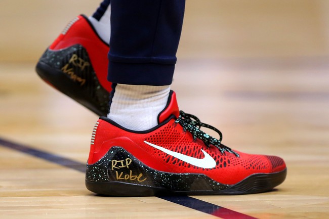 Pemain NBA Lonzo Ball dari New Orleans Pelicans mengekspresikan rasa belasungkawa atas meninggalnya mantan pebasket legendaris Kobe Bryant dengan memakai sneakers merah Nike yang dihiasi tulisan emas RIP Kobe saat bertanding melawan Boston Celtics di Smoothie King Center, New Orleans, Louisiana, AS, Minggu (26/1/2020). Kobe Bryant tewas bersama putrinya, Gigi, dalam kecelakaan helikopter di hari itu. (Foto: Jonathan Bachman/Getty Images)